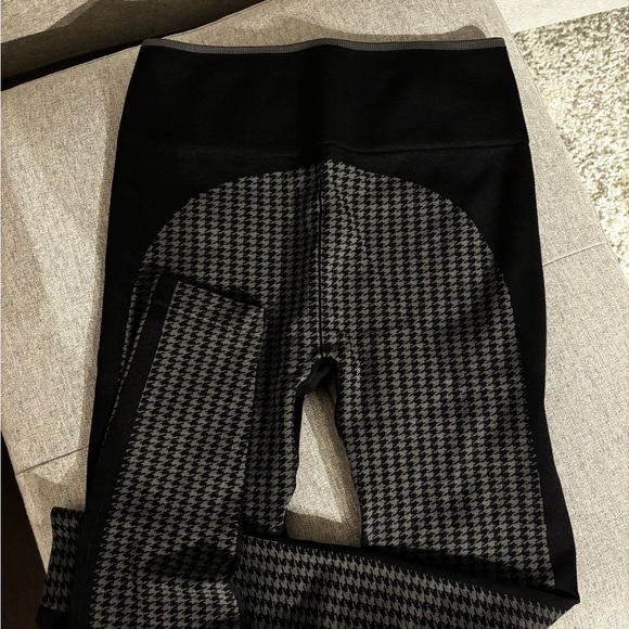 Fabletics Workout Set - Picture 5 of 5